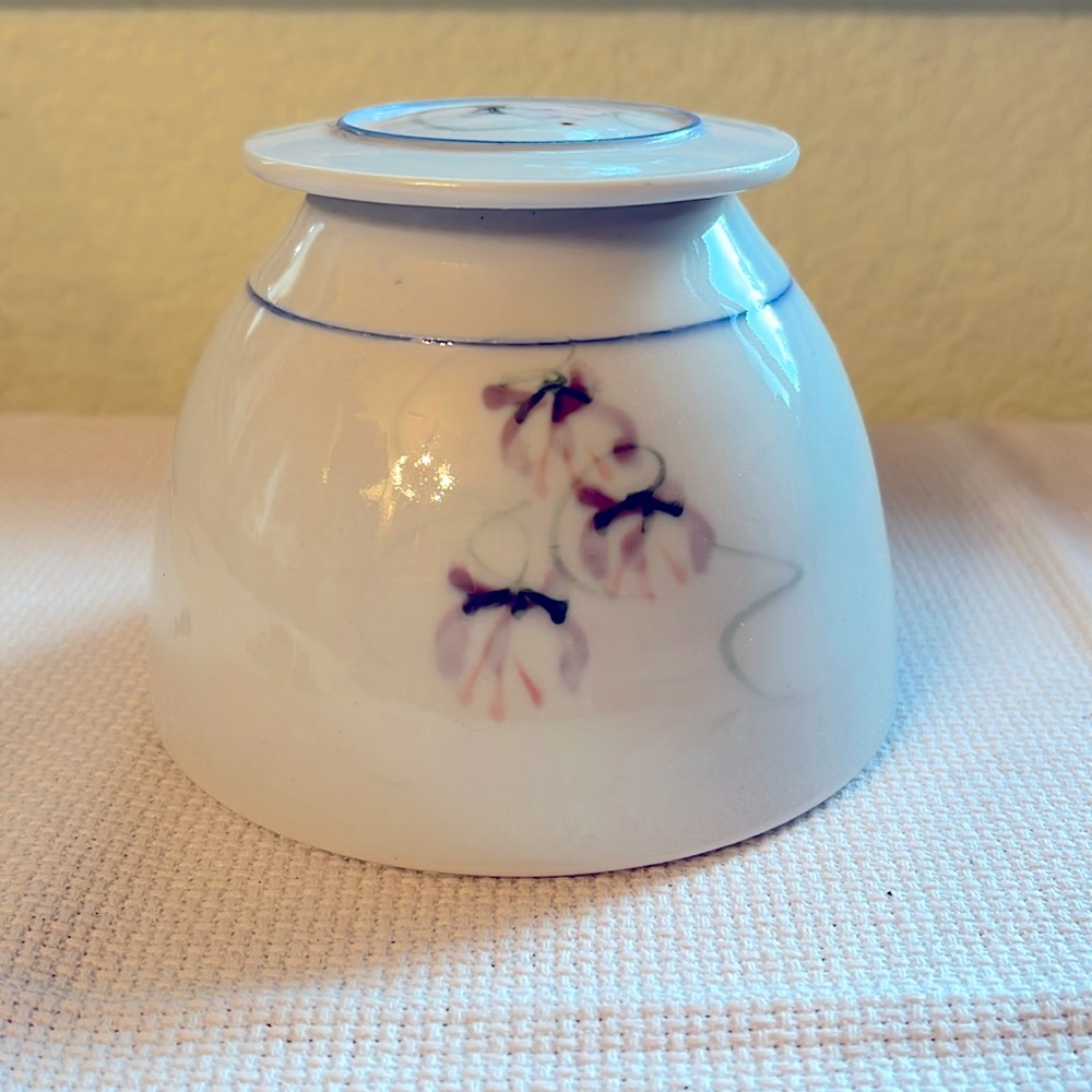 Lidded dresser / vanity jar